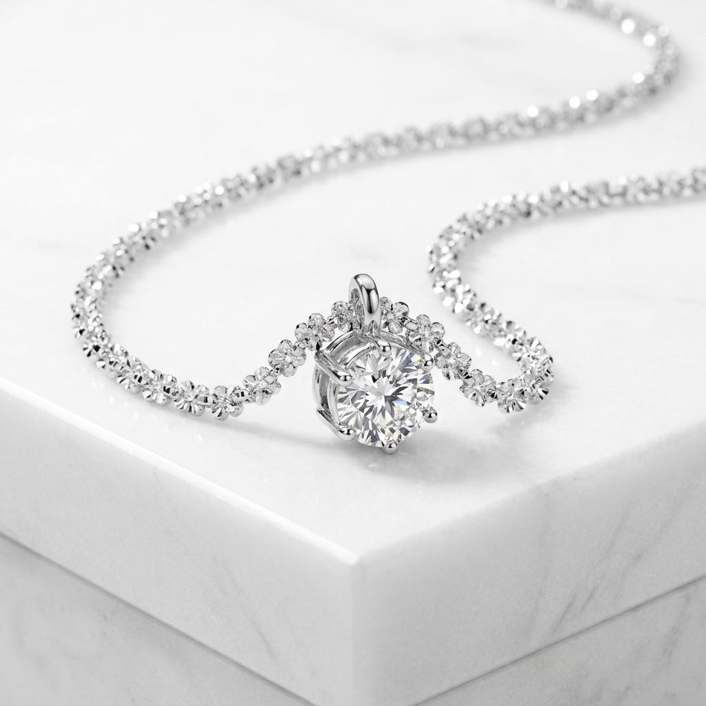 Vera necklace zircon pendant detail